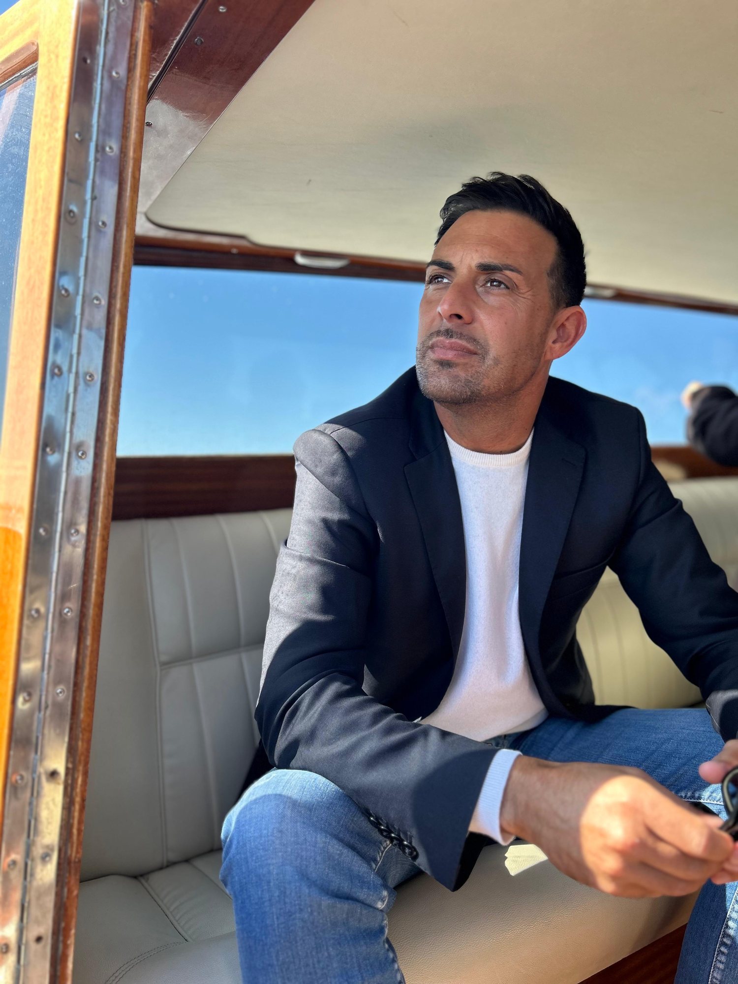 Mattia Ferro su un taxi d'acqua in laguna, verso Venezia.