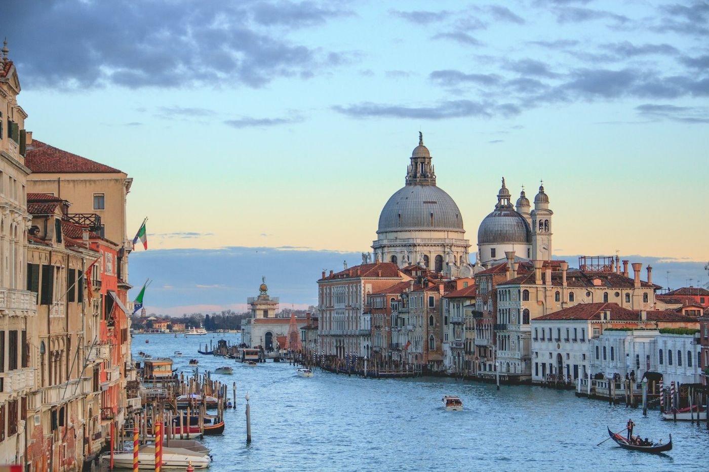 Il Canal Grande di Venezia al tramonto, con la Basilica della Salute