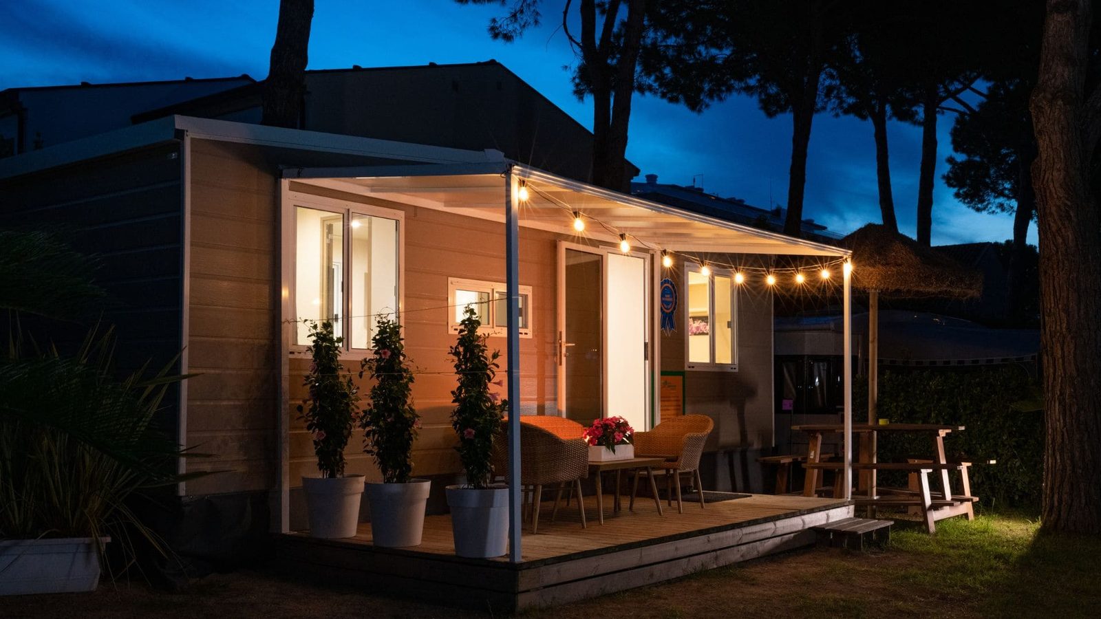 La veranda di una suite del Luxury Camp at Union Lido, la sera, con le luci accese.